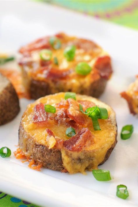 Potato Rounds, Bacon Potato, Bacon Appetizers, Potato Skin, Potato Recipes Side Dishes, Potato Sides, Twice Baked Potatoes, Potato Side Dishes, Potato Skins