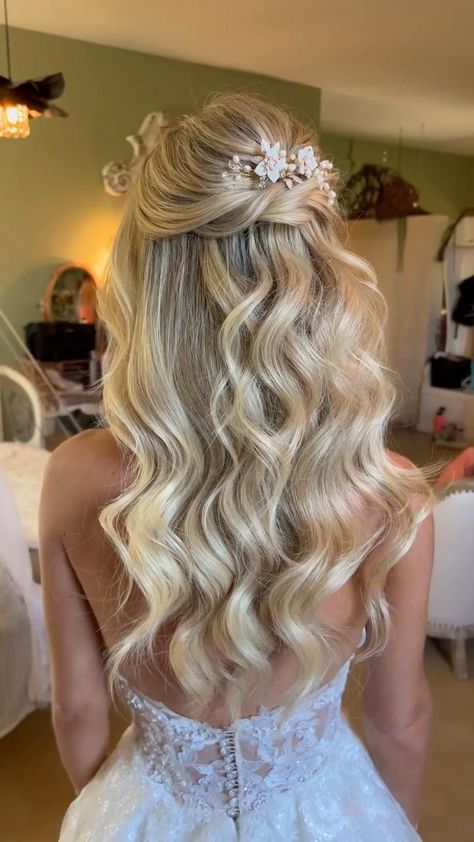 Bride Hair Down, Bridesmaid Hair Inspo, Blonde Wedding Hair, Bridemaids Hairstyles, Cute Prom Hairstyles, Bridal Hair Down, Wedding Hair Half, Makeup Pengantin, Bridesmaid Hair Makeup