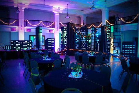 bright lights big city themed party | Idea for City Lights theme at Cornerstone New York Theme Party, Wedding Uplighting, Broadway Theme, Homecoming Themes, Planning Party, New York Party, New York Theme, Babyshower Party, Dance Decorations