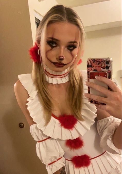 It Clown Halloween Makeup, It Female Costume, It The Clown Makeup Girl, It Make Up Halloween, Pennywise Makeup Simple, It Costumes Women, It Costume Makeup, Blonde Halloween Costumes Scary, It Clown Makeup Pretty