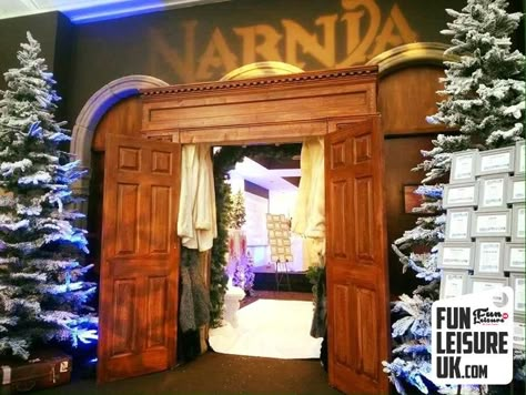 Wardrobe Entrance, Narnia Christmas, School Hallway Decorations, Narnia Wardrobe, Narnia Costumes, Witch Wardrobe, Christmas Entertainment, Diy Christmas Door Decorations, Lion Witch Wardrobe