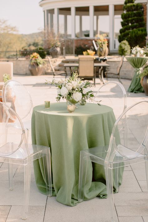 Sage Green Wedding Decor, Elegant Wedding Table Decor, Installation Wedding, Table Settings Wedding, Green Wedding Decor, Wedding Horse, Elegant Wedding Table, Outdoor Cocktail, Floral Installation