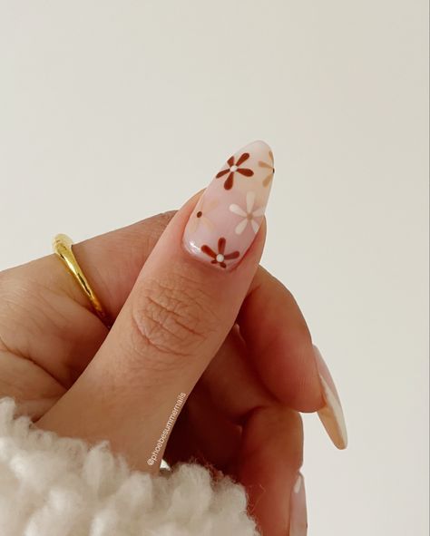 Floral Nail Art Simple, Brown French Tip With Flowers, Brown Flowers Nails, Fall Daisy Nails, Autumn Flower Nails, Brown Nails With Flowers, Neutral Flower Nails, Nail Trends French Tip, Classy Autumn Nails