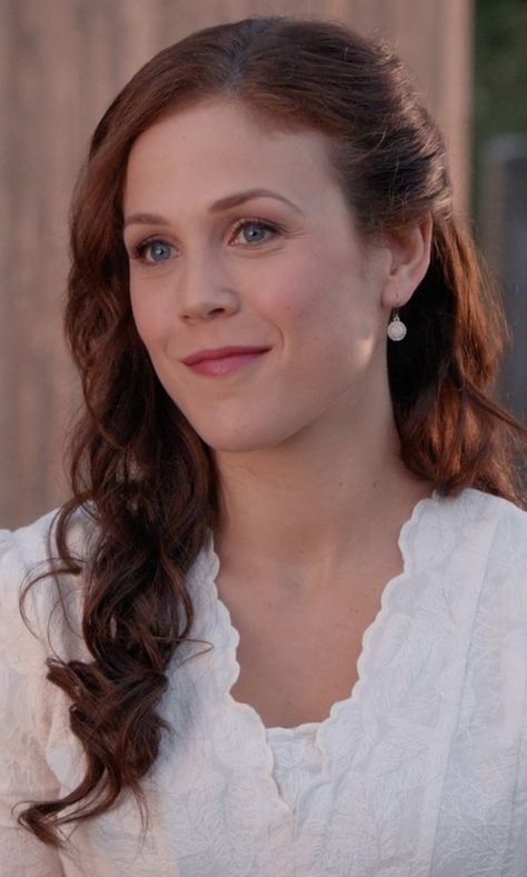 When Calls The Heart Hairstyles, Heart Hairstyles, Good Christian Movies, Faces Reference, Elizabeth Thatcher, When Calls The Heart, Erin Krakow, Jack And Elizabeth, Christian Movies