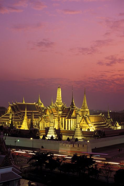 Bangkok Temples, Grand Palace Bangkok, Thailand Shopping, Thailand Destinations, Thailand Trip, Grand Palace, Bangkok Travel, Thailand Bangkok, Amazing Buildings