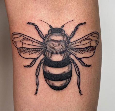 Bee Flash Tattoo, Bee Tattoo Men, Unique Hand Tattoos, Honey Bee Tattoo, Bumble Bee Tattoo, Pumpkin Tattoo, Health Tattoo, Tattoo Test, Original Tattoos