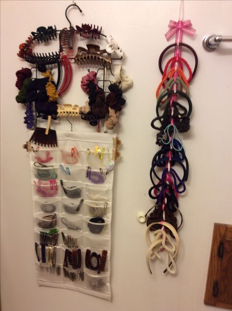 Hair accessory organization. Finally figured out how to store the claw clips-- an extra tank top hangar. How To Store Hair Claw Clips, Ways To Store Claw Clips, Hair Claw Clip Storage Ideas, How To Store Claw Clips, Diy Claw Clip Holder, Claw Clips Storage, Claw Clip Storage Ideas, Claw Clip Organization, Diy Claw Clip