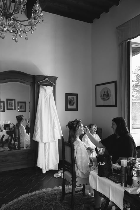 Bridal Party Before Wedding, Wedding Photo Preparation, Vogue Bride Getting Ready, Getting Ready Flash Photography, Bride Getting Ready With Bridesmaids, Bride Pictures Getting Ready, Editorial Getting Ready Wedding, Getting Ready Wedding Ideas, Morning Wedding Photography