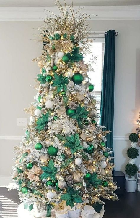 Emerald Green Christmas, Green Christmas Decorations, Green Christmas Tree Decorations, Green Xmas, Christmas Tree Decorating Themes, Creative Christmas Trees, Elegant Christmas Trees, Christmas Themes Decorations, Gold Christmas Decorations