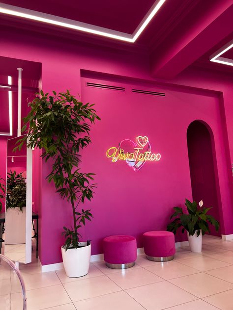 Pink Studio Aesthetic, Tattoo Studio Aesthetic Pink, Girly Tattoo Studio, Girly Tattoo Shop, Pink Tattoo Shop, Aesthetic Salon Interior Design, Pink Salon Ideas, Tattoo Studio Decoration Ideas, Nails Salon Decoration