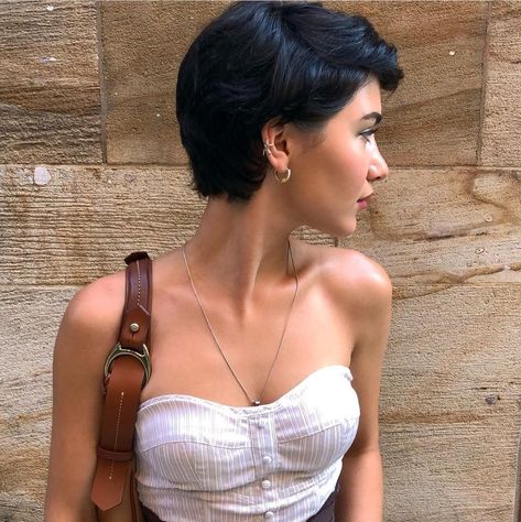 Pixie Haircut Vintage, Womens Short Hair Styles 2022 Fine Hair, Pixie Hairstyles Aesthetic, Outfits For Pixie Haircut, Pixie Haircut Outfit, Short Hair Inspo Pixie Hairstyles, Pixie Hair Aesthetic, Buzz Cut Women Growing Out, Back Of Pixie Cut