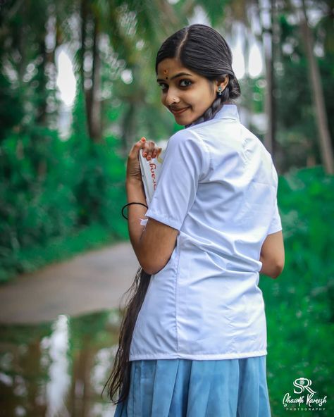 Nostalgia School, Kerala Girl, Kerala Beauty, India Girl, Dad Drawing, Lazy Girl Hairstyles, Kerala Travel, Ethnic Beauty, Gals Photos