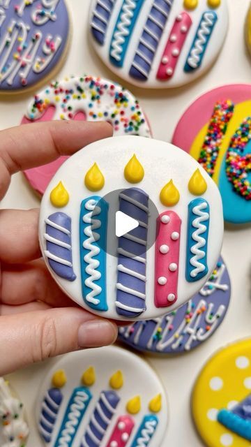 Diy Birthday Cookies Royal Icing, Easy Decorated Birthday Cookies, Easy Birthday Cookies Decorated, Simple Royal Icing Design, Happy Birthday Royal Icing Cookies, Simple Birthday Cookies Decorated, Easy Birthday Cookies, Round Cookies Decorated, Sugar Cookie Designs Birthday