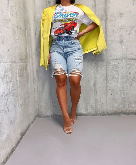 Cargo Denim Shorts Outfits Women, Ripped Shorts Outfit Summer, Denim Bermuda Shorts Outfit Street Style, Denim Bermuda Shorts Outfit, Jeans Dama, Flat Foot, Shorts Outfits Women, Shorts Outfits, Office Outfit