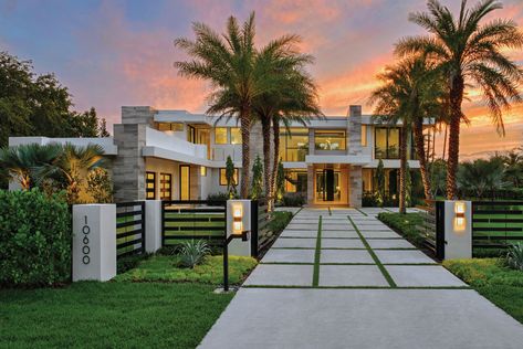 Contemporary Architecture Shapes a Minimalist Pinecrest Home Palm Tree Driveway Entrance, Modern Tropical House Exterior, Tropical Home Exterior, Architecture Shapes, Florida Architecture, Contemporary Mansion, Gray Interiors, Modern Miami, Mansion Exterior