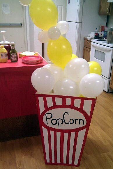 Balloons in yellow and white to make a great decoration for a movie party! Outdoor Movie Party, Deco Cinema, Movie Night Birthday Party, Movie Birthday Party, Movie Themed Party, Popcorn Boxes, Vbs 2024, Backyard Movie Nights, Popcorn Party