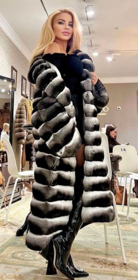 Chinchilla Fur Coat, Chinchilla Coat, Women Gloves, Chinchilla Fur, Fabulous Furs, Fur Hood Coat, Fur Accessories, Fox Fur Coat, Vintage Fur