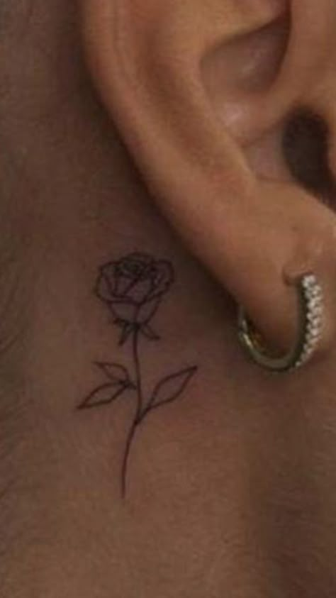 Cute Tattoo Ideas For Females Arm, Cute Tattoo Ideas Simple, Rose Tattoo Black Women, Small Starter Tattoos, Cute First Tattoos, Mini Rose Tattoo, Hot Tattoos Ideas Female, Tattoo Ideas Little, Dainty Rose Tattoo