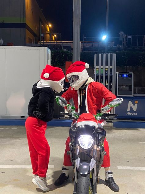 Couple goals, Rider, bike santa Rider girl, christmas Christmas Motorcycle Pictures, Bikers Couple, Motorcycle Poses, Rider Bike, Rider Girl, Gold Pendants For Men, Motorcycle Christmas, Biker Couple, Mt 15