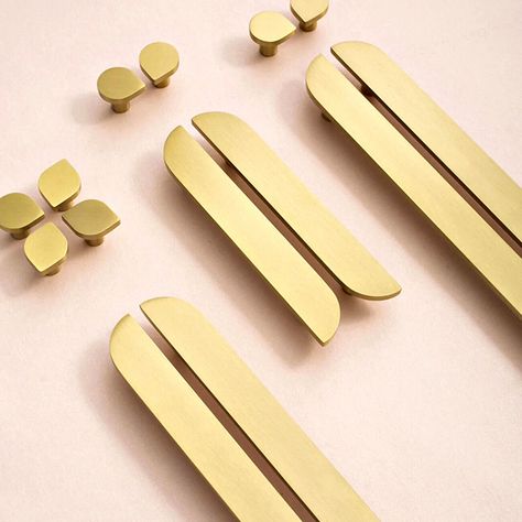 Art Deco Handles, Brass Kitchen Hardware, Pull Bar, Work Pictures, Drawer Pulls And Knobs, Brass Cabinet Knob, Kitchen Pulls, Brass Drawer Pulls, Dresser Pulls