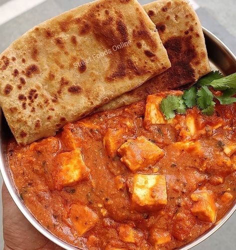 A combination of Punjabi Roti and Paneer Butter Masala will make your mouth water in buckets.... Punjabi Dishes, Butter Paneer Masala, Butter Paneer, Paneer Butter Masala, Variety Food, Butter Masala, Plating Ideas, Punjabi Food, Fav Food