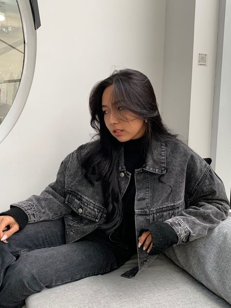 Faded Black Jean Jacket Outfit, Grey Jeans Jackets Outfit, Grey Jean Jacket Outfit Women, Gray Jean Jacket Outfit, Grey Jean Jacket Outfit, Dark Grey Jacket Outfit, Black Jeans Jacket Outfit, Winter Denim Jacket Outfit, Grey Denim Jacket Outfit