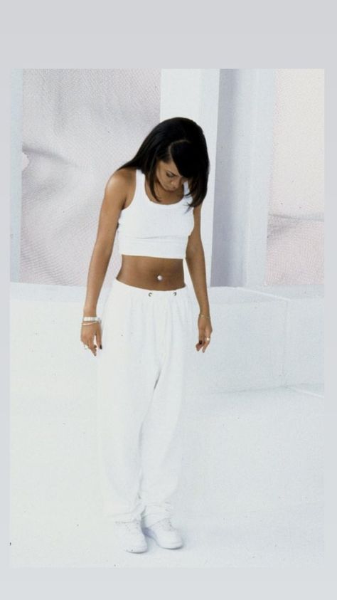 Aaliyah Style 90s, 90s Rnb Fashion, 90s Hiphop Fashion, Bare Makeup, Aaliyah Outfits, Aaliyah Dana Haughton, Aaliyah Pictures, 90’s Outfits, Aaliyah Style