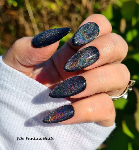 Cat Eye Oval Nails, Black Nails Cat Eye Effect, Black Nails With Cat Eye, Almond Acrylic Nails Designs Winter, Black Nails Cat Eye, Black Magnetic Nails, Black Cateye Nails, Cat Eye Halloween Nails, Cat Eye Nails Black