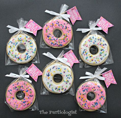 Diy Dessert Table Ideas, Donut Birthday Cake, Donut Theme Party, Donut Decorating Ideas, Donut Themed Birthday Party, Birthday Donuts, Birthday Cookie, Donut Birthday Parties, Food Trailer