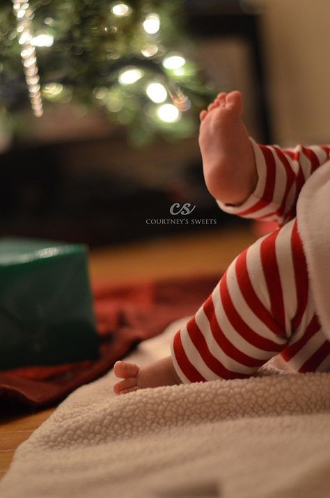 Baby Christmas Photography, Juleverksted For Barn, Photo Bb, Christmas Photo Shoot, Christmas Baby Pictures, Foto Kids, Baby Christmas Photos, First Christmas Photos, Baby Fotografie