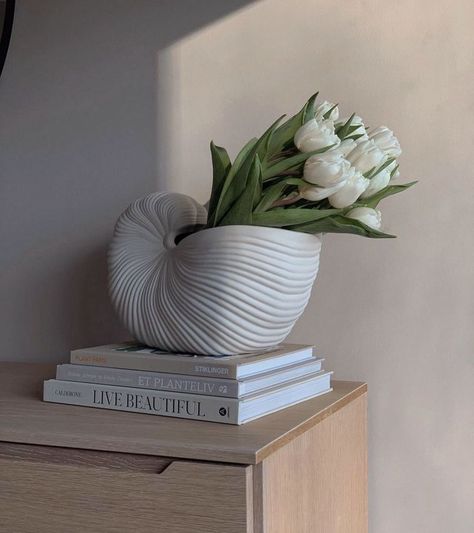 Shell Pot, Shell Vase, Concrete Home Decor, Interior Design Your Home, Hair Salon Decor, Welcome To My House, White Vase, Pottery Crafts, Diy Vase