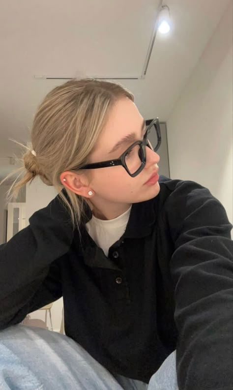 #glasses #minwhirls Glasses Inspiration, 가을 패션, Optical Illusions, Aesthetic Photo, Aesthetic Girl, Role Models, Tattoo Art, Her Hair, Pretty Outfits