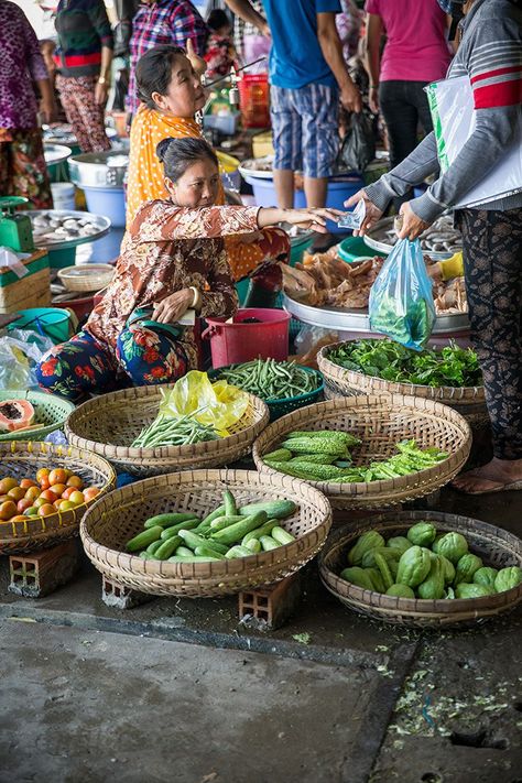 Vietnam Moodboard, Myanmar Food, Market Pictures, Indonesian Heritage, Trip To Vietnam, Vietnam Trip, Vietnamese Street Food, Berita Tv, Vietnam Backpacking