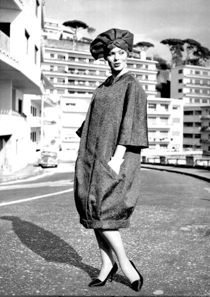 1950 SACK DRESS Hubert Givenchy, Christa Päffgen, Fashion Decades, White Evening Gowns, Iranian Fashion, Sack Dress, 1950 Fashion, The Little Black Dress, Fashion 1950s