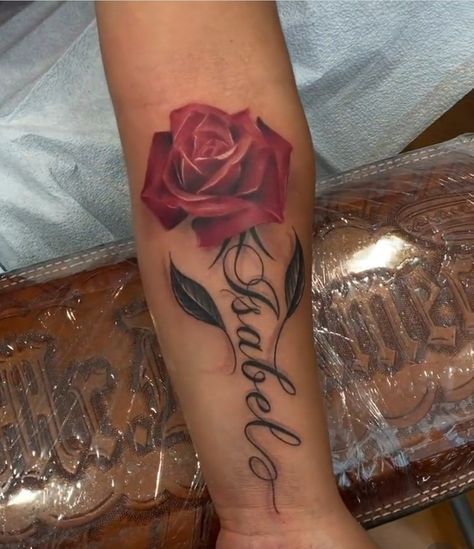 Red Rose Tattoo With Name, Roses Memorial Tattoo, Parents Name Tattoos Ideas For Women, Latina Tattoos For Women, Name With Rose Tattoo, Scarlett Tattoo, Rose With Name Tattoo, Amanda Tattoo, Latina Tattoo Ideas