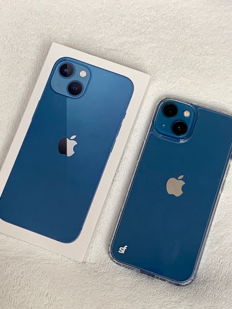 Iphone 13 Bleu, Iphone 13 Blue Aesthetic, Iphone 13 Azul, Iphone 13 Blue, Clear Phone Case Design, Gadgets Électroniques, Social Media Specialist, Nike Shoes Women Fashion, Apple Headphone