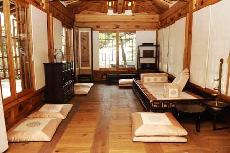 Traditional Korean furniture embraces lifestyles @ HanCinema ... Traditional Korean Bedroom, Korean Furniture Traditional, Korean Village House, Korean Living Room, Furniture Museum, Korean Village, Korean House Interior, Korean Interior Design, Korean Furniture