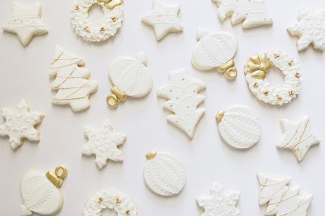 Silver And Gold Christmas Cookies, White And Gold Christmas Cookies, White Christmas Cookies Decorated, Gold Christmas Cookies, White Christmas Cookies, Ice Cookies, Christmas Cookie Decorating Party, Royal Icing Christmas Cookies, Personalized Christmas Cookies