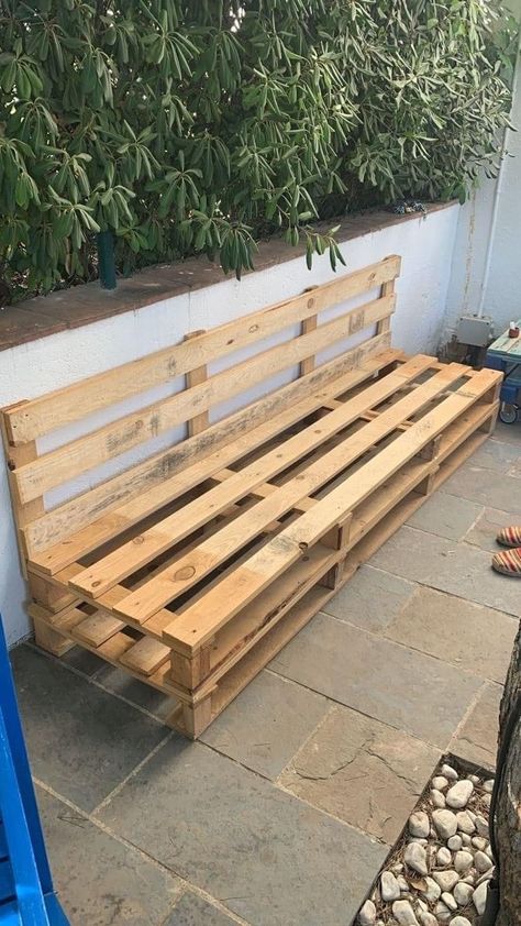 Diy Pallet Bench Outdoor Easy, Pallet Loveseat Outdoor, Pallet Bench Outdoor, Banquette Palette, Potager Palettes, Pallet Benches, Wooden Pallet Crafts, Outdoor Pallet Projects, Pallet Seating