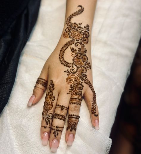 Simple party henna❤️ #simple #henna #artist #simplebride #simplebridalhenna #bridalhenna #bride #hennaartisternakulam #mehendidesign Party Henna, Simple Bride, Simple Henna, Henna Artist, Bridal Henna, Mehendi Designs, Henna Designs, Henna, Design