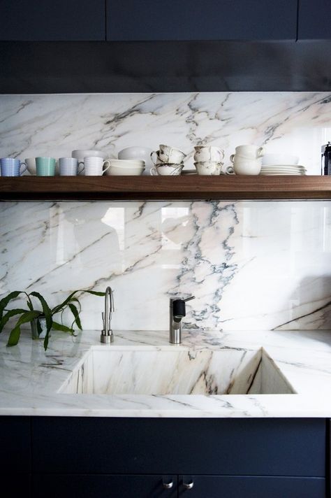 11 Beautifully Edited Interiors to Inspire You via @domainehome Bak Cuci Piring, Interior Dapur, Kabinet Dapur, Herringbone Backsplash, Pinterest Design, Marble Sinks, Professional Kitchen, Hus Inspiration, Kitchen Marble