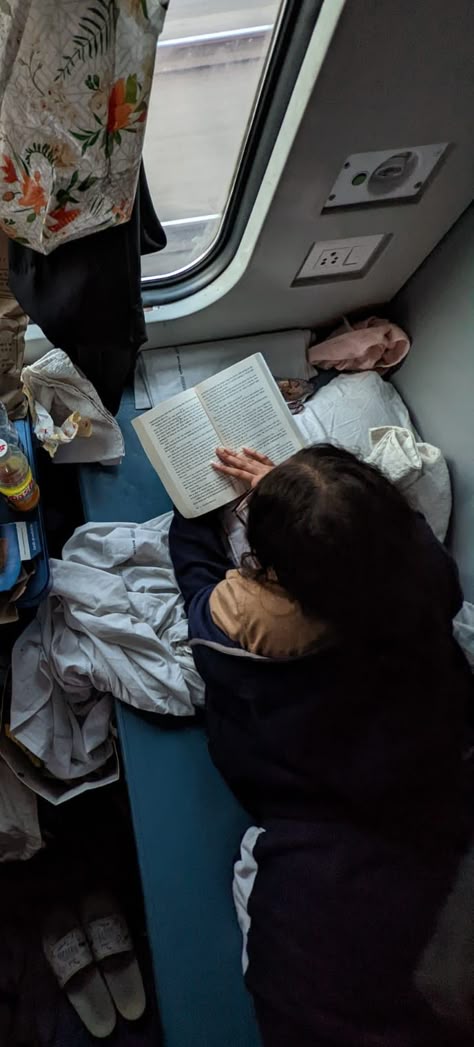 Photo Poses In Train, Reading On Train Aesthetic, Indian Train Aesthetic, Train Photography Aesthetic, Train Journey Aesthetic, Train Pictures Aesthetic, Reading On Train, Train Poses, Train Travel Aesthetic