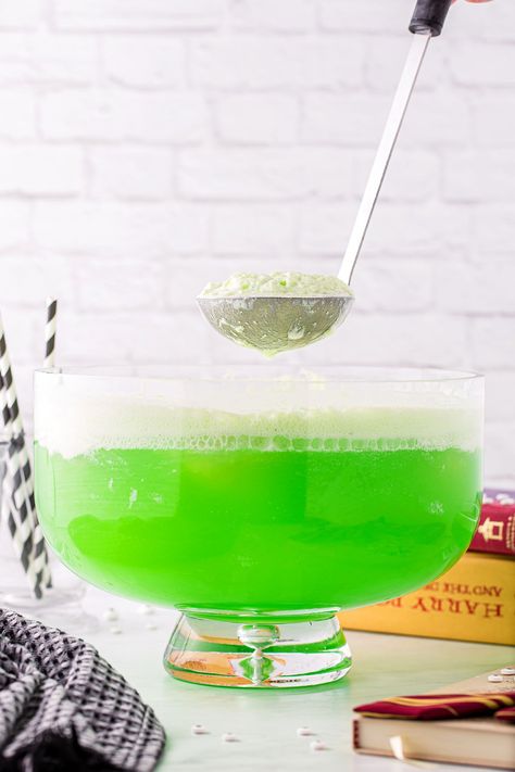 Harry Potter Polly Juice Potion Recipe, Poly Juice Potion Recipe Alcoholic, Slytherin Drink, Polyjuice Potion Cocktail, Polly Juice Potion Recipe, Poly Juice Potion Recipe, Harry Potter Drinks Nonalcoholic, Polyjuice Potion Punch, Poly Juice Potion