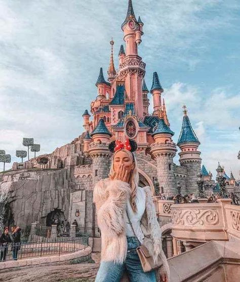 The Most Instagrammable Spots In LA #travel #losangeles Disney World Fotos, Disney Poses, La Travel, Disneyland Photography, Wallpaper Travel, Foto Disney, Disneyland Photos, Disney Photo Ideas, Disney World Pictures