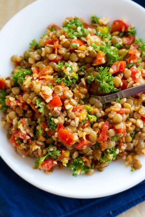 This sauteed garlic and tomato lentil salad is a delicious and healthy way to enjoy lentils! Colorful, bright, and fresh flavors. #glutenfree #vegan #vegetarian #healthy #cleaneating | pinchofyum.com Salad Coleslaw, Tomato Lentils, Salad Pasta, Lentil Salad, Lentil Recipes, Think Food, Vegan Salad, Healthy Salads, Delicious Salads