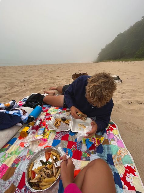 Camping With Boyfriend, Summer Boyfriend, Couple Summer, Beach Poses With Friends, Beach Date, Summer Couples, Picnic Date, Summer Romance, Summer Dates