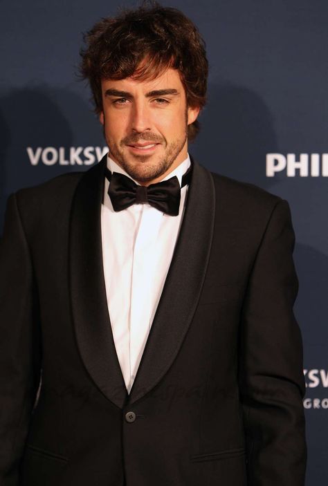 Fernando-Alonso (formula 1) definitive proof that a well worn suit to a woman is what lingerie is to a man. Fernando Alonso Ferrari, Ferrari F12berlinetta, We Are The Champions, Sports Celebrities, Racing Drivers, Nissan 370z, Lamborghini Gallardo, Racing Driver, F1 Drivers