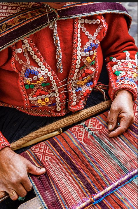 Peruvian Textiles Pattern, Peruvian Clothing, South American Textiles, Peru Culture, Textiles Sketchbook, Peruvian Textiles, Burning Man Fashion, Culture Clothing, Woman Weaving