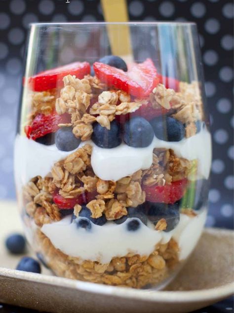 Healthy Yogurt Parfait, Yoghurt Parfait, Fruit Yoghurt, Healthy Parfait, Healthy Desayunos, Fruit And Yogurt Parfait, Fruit And Yogurt, Yogurt Granola, Yogurt Parfaits