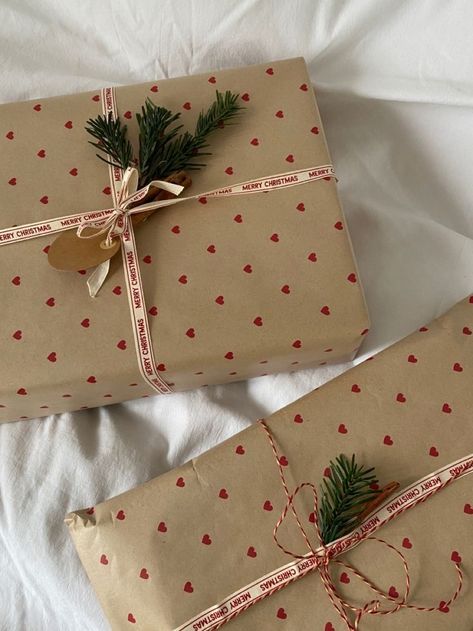 Cute Xmas Wrapping Ideas, Christmas Decorations Astetic, Christmas Gift Wrapping Ideas 2023, Present Aesthetic Christmas, Christmas Presents Astethic, Christmas Wrapping Astethic, Aesthetic Wrapping Paper Christmas, Christmas Aesthetic Gift Wrapping, Christmas Wrapping Ideas Aesthetic